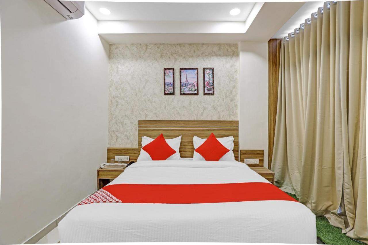Oyo Flagship 86605 Hotel The Meriton Ahmedabad Bagian luar foto