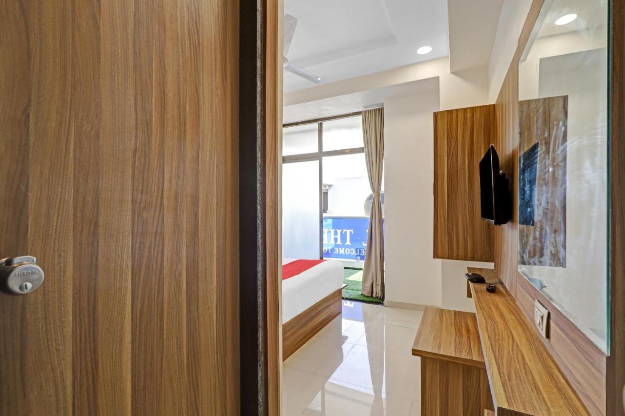 Oyo Flagship 86605 Hotel The Meriton Ahmedabad Bagian luar foto