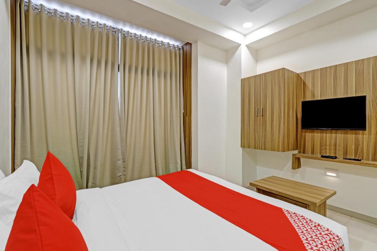 Oyo Flagship 86605 Hotel The Meriton Ahmedabad Bagian luar foto