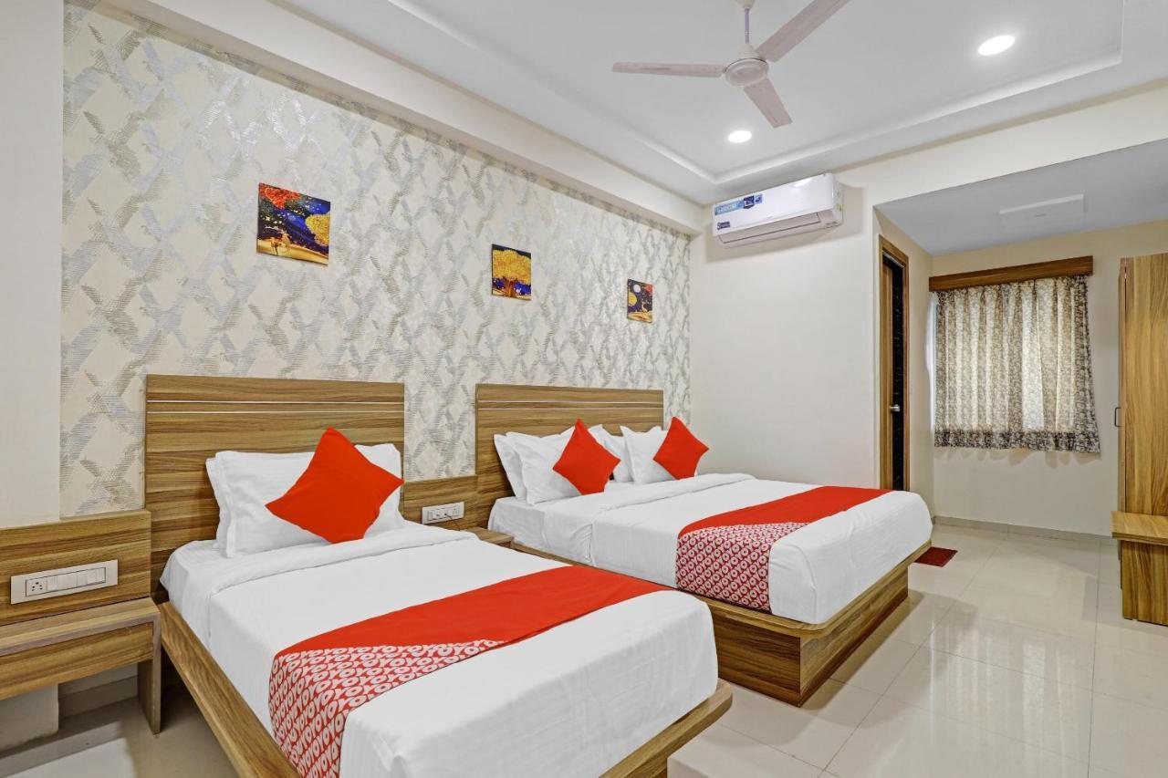 Oyo Flagship 86605 Hotel The Meriton Ahmedabad Bagian luar foto