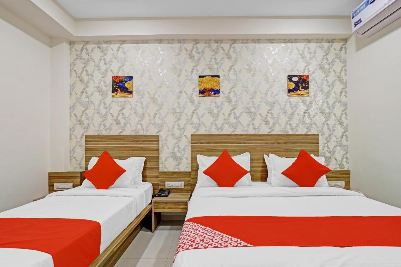 Oyo Flagship 86605 Hotel The Meriton Ahmedabad Bagian luar foto