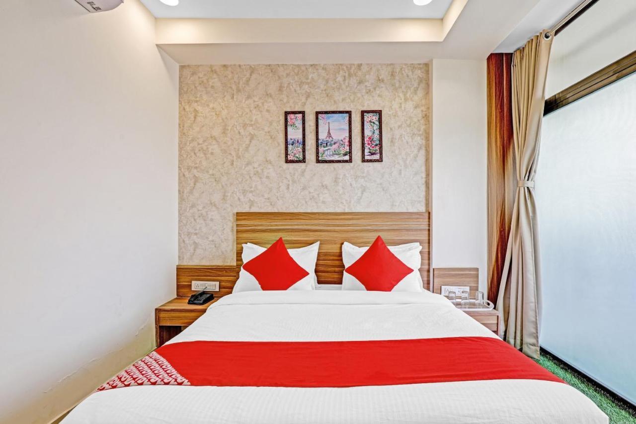 Oyo Flagship 86605 Hotel The Meriton Ahmedabad Bagian luar foto