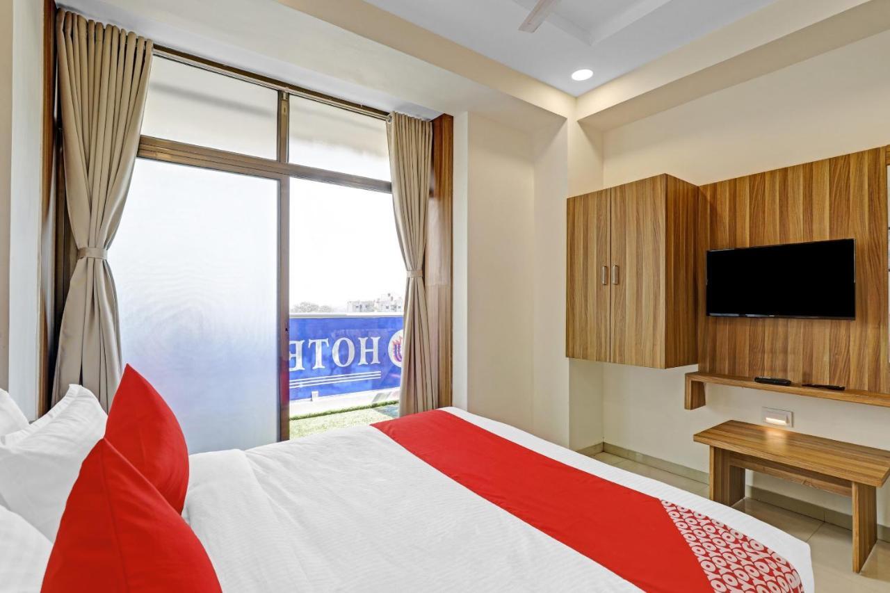 Oyo Flagship 86605 Hotel The Meriton Ahmedabad Bagian luar foto
