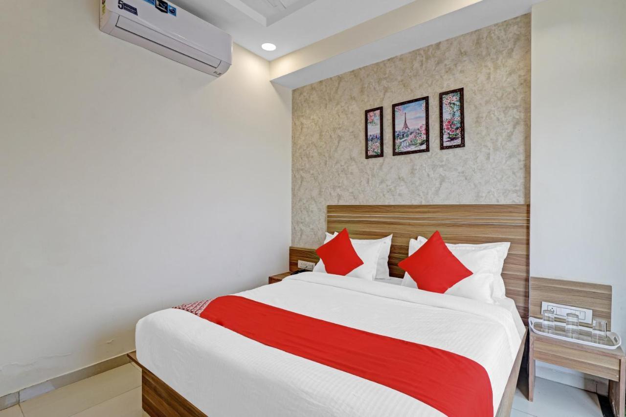 Oyo Flagship 86605 Hotel The Meriton Ahmedabad Bagian luar foto