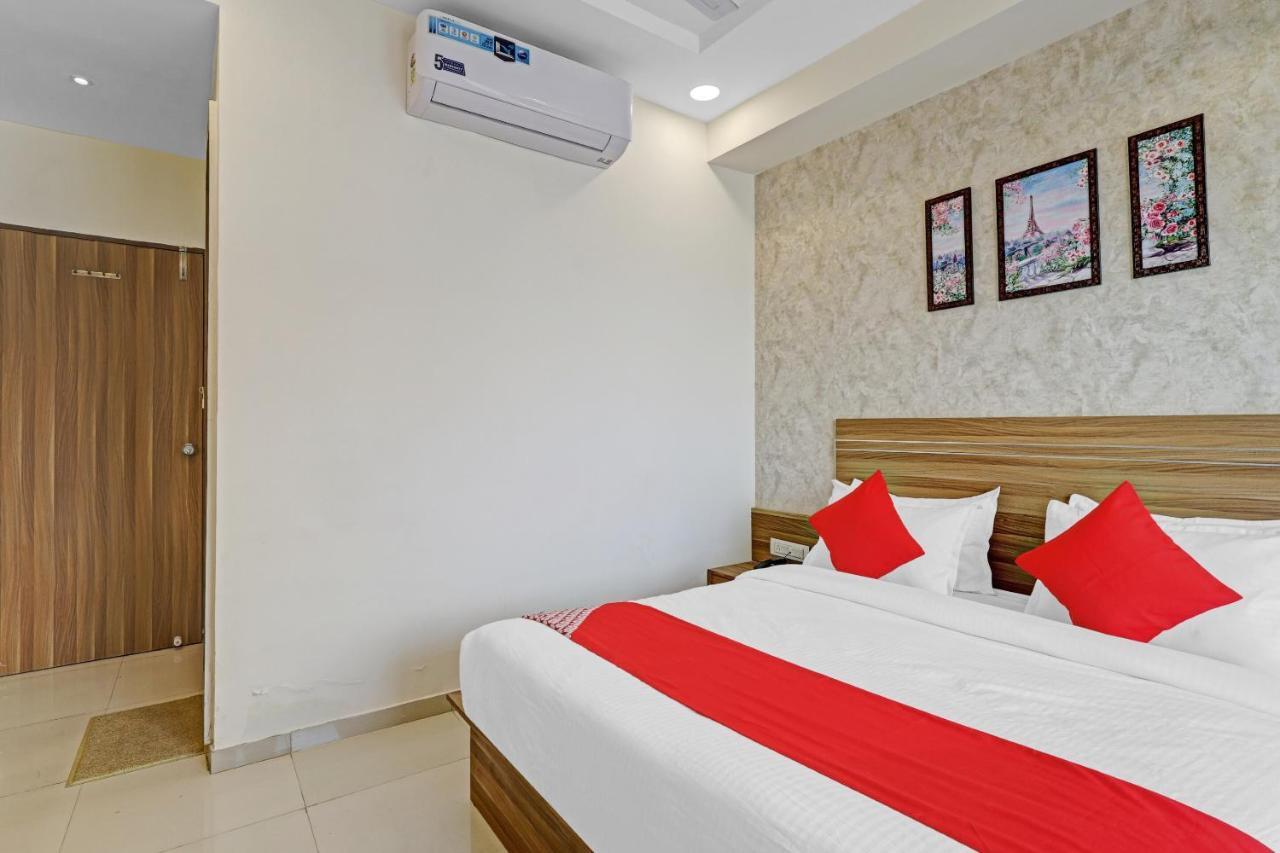 Oyo Flagship 86605 Hotel The Meriton Ahmedabad Bagian luar foto
