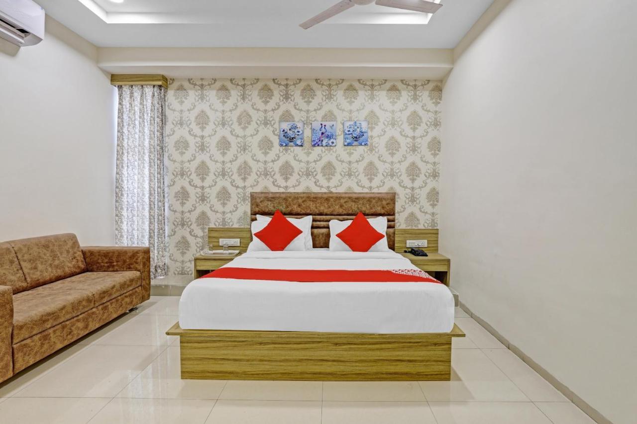 Oyo Flagship 86605 Hotel The Meriton Ahmedabad Bagian luar foto