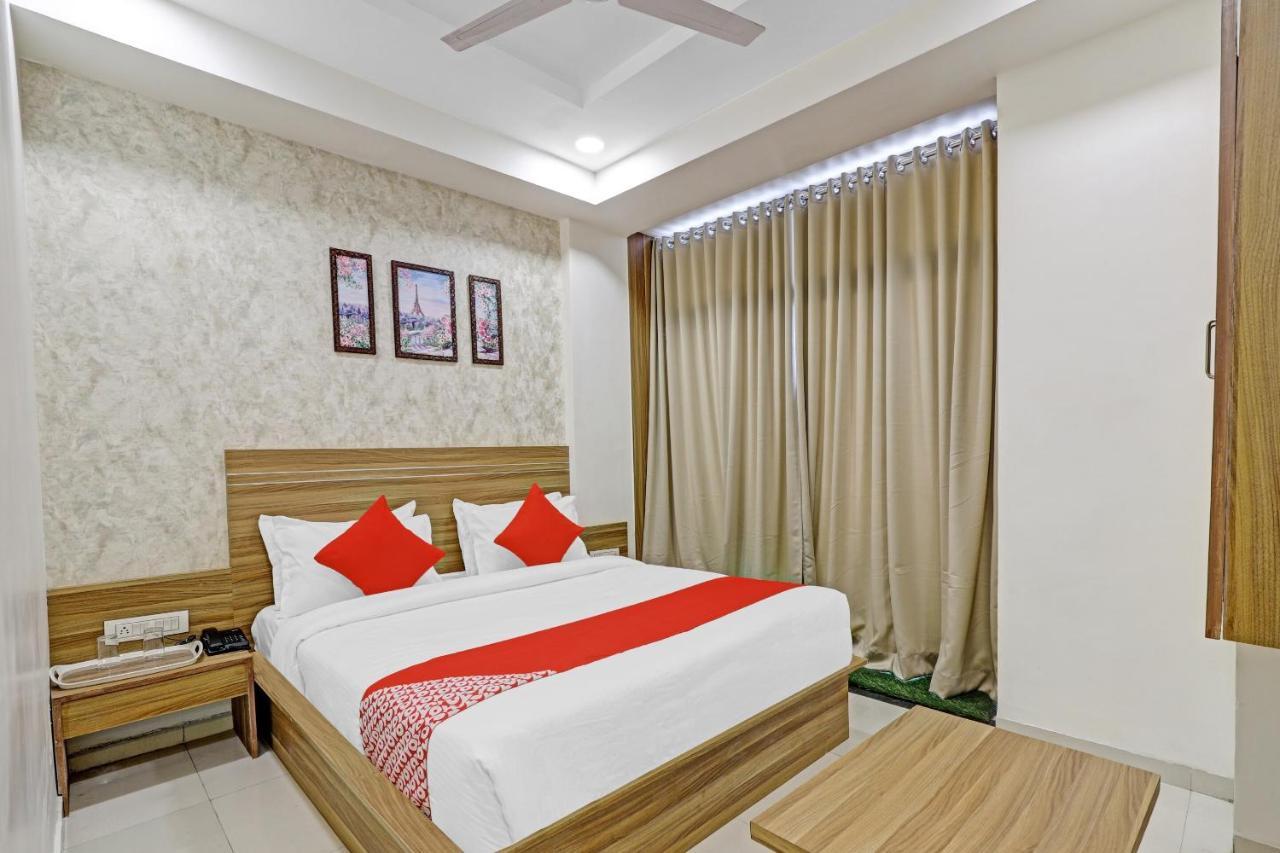 Oyo Flagship 86605 Hotel The Meriton Ahmedabad Bagian luar foto