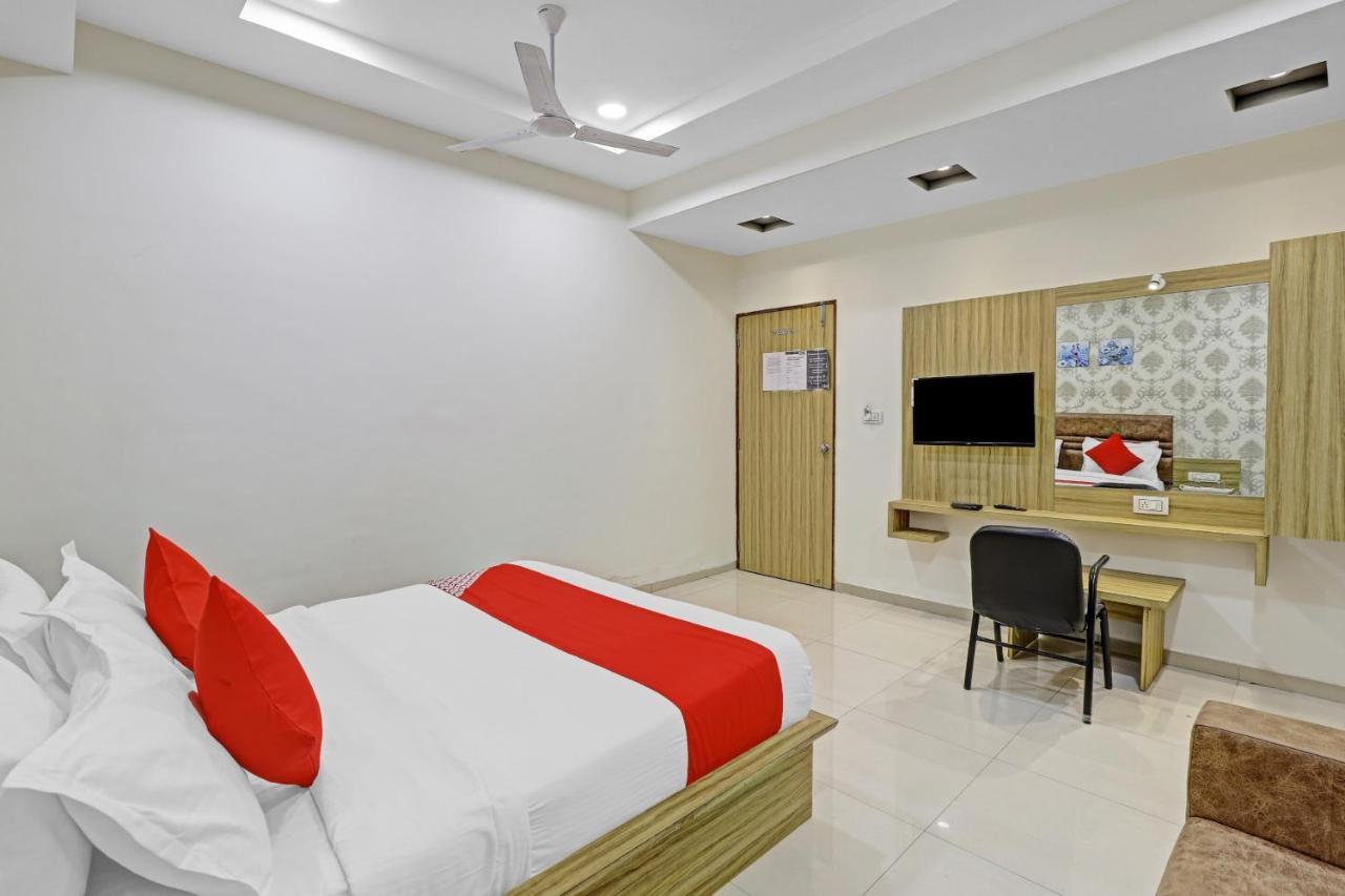 Oyo Flagship 86605 Hotel The Meriton Ahmedabad Bagian luar foto