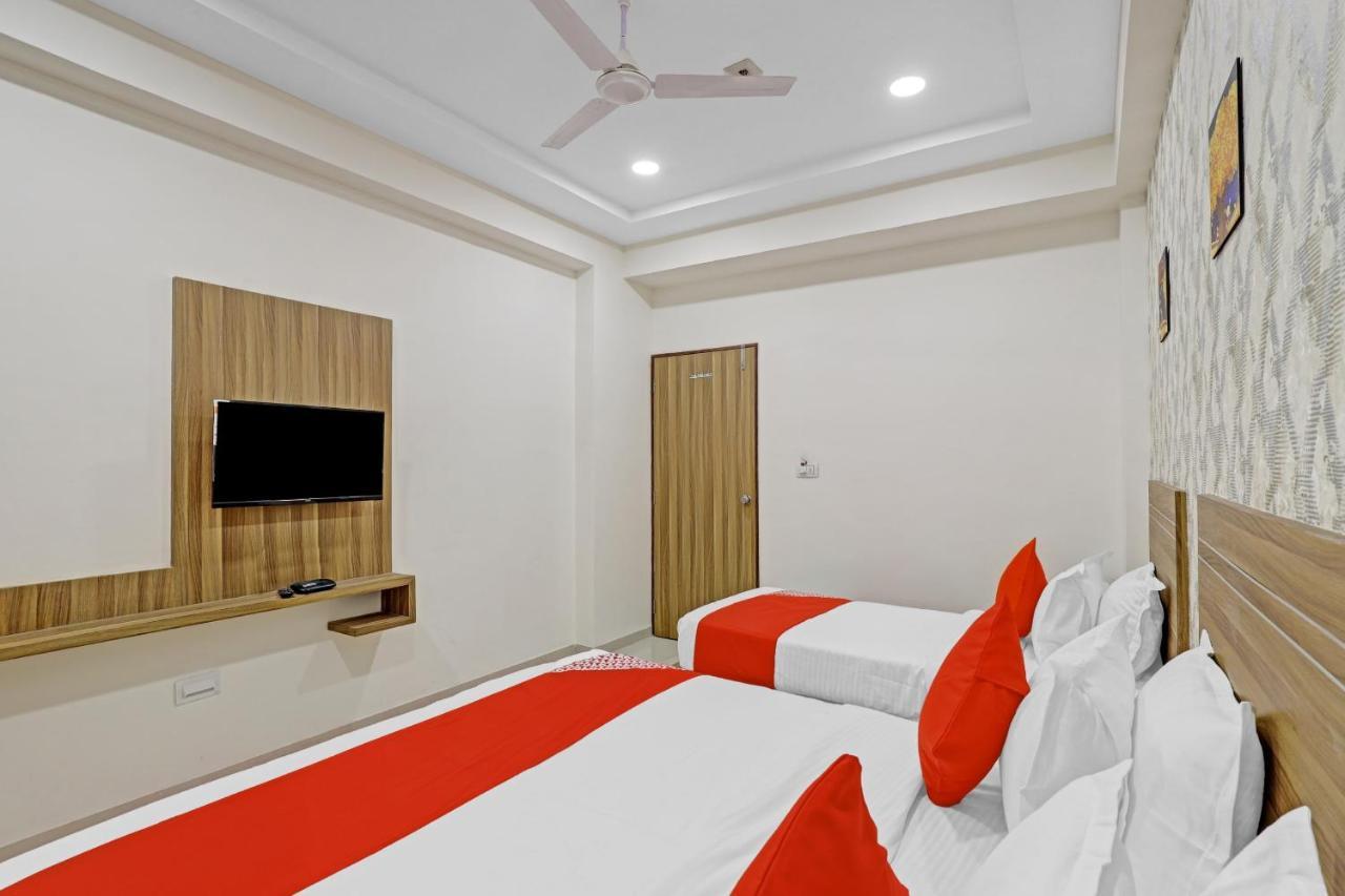 Oyo Flagship 86605 Hotel The Meriton Ahmedabad Bagian luar foto
