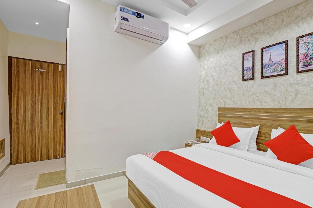 Oyo Flagship 86605 Hotel The Meriton Ahmedabad Bagian luar foto