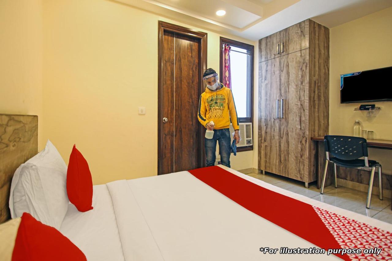 Oyo Flagship 86605 Hotel The Meriton Ahmedabad Bagian luar foto
