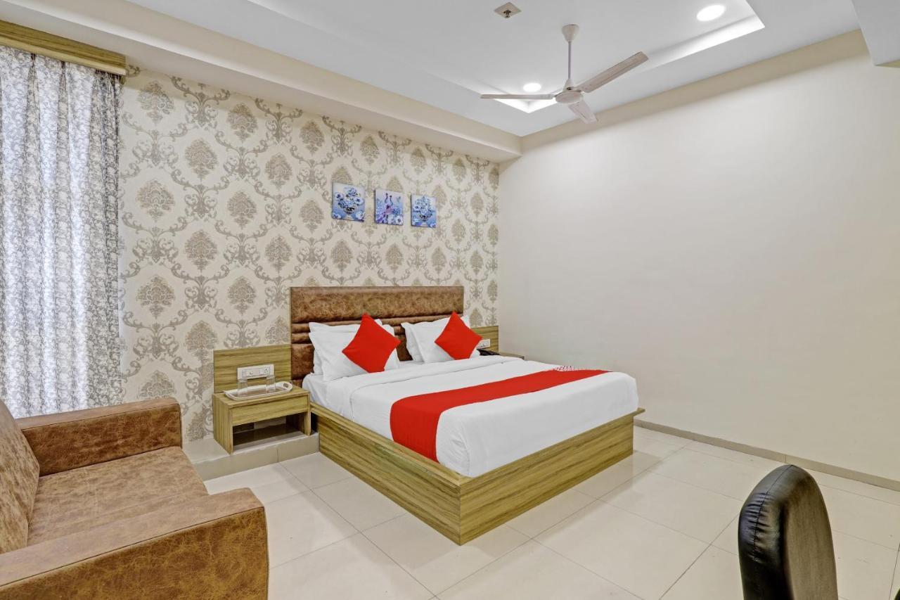 Oyo Flagship 86605 Hotel The Meriton Ahmedabad Bagian luar foto